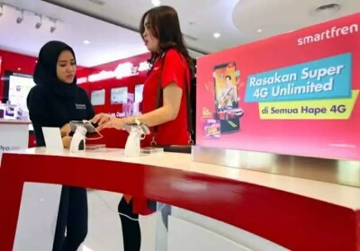 Pengunjung mencari informasi produk di Gerai Smartfren, Jakarta, Selasa (2/7/2019).